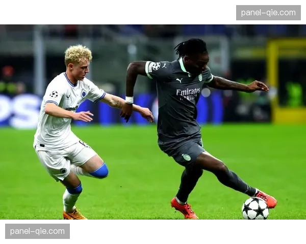 特写：米兰德比中，莱奥突破造点后与对方后卫激烈理论。