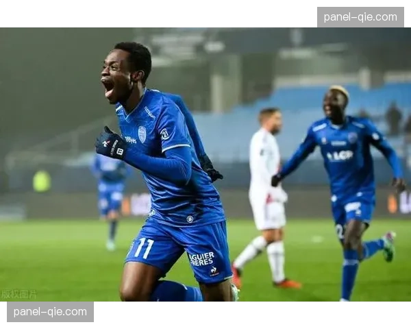 场边记者报道，看到巴列卡诺主帅在半场休息时用战术板向球员重点圈出了两个肋部区域